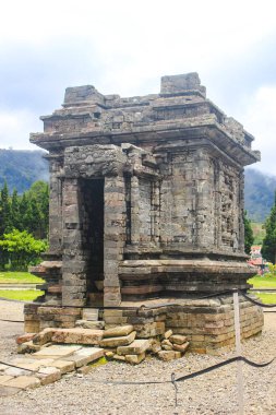 Dieng Tapınağı Kompleksi 'ndeki Srikandi Tapınağı, M.S. 8. yüzyılda Dieng, Endonezya' da Sanjaya hanedanlığı tarafından kurulmuştur.