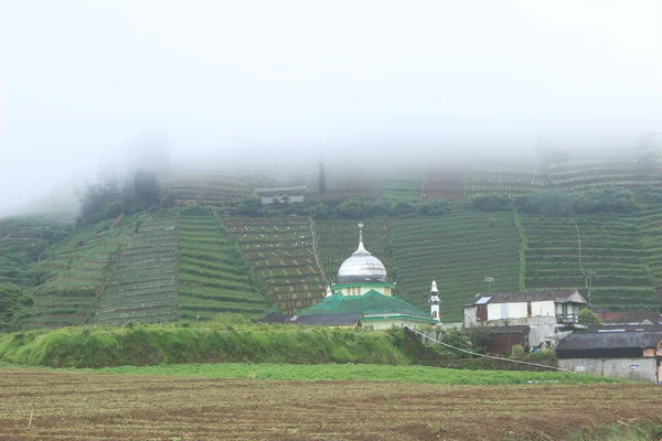 Cúpula Mezquita Niebla Montaña Distancia —  Fotos de Stock