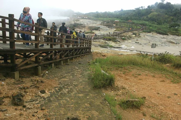 Visitantes Viajam Para Cratera Sikidang Dieng Indonesia — Fotografia de Stock