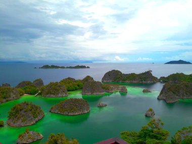 Raja Ampat 'ta açık deniz ve Piaynemo turizm objesi. Batı Papua Eyaleti, Endonezya
