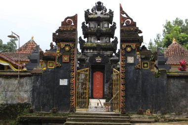 Kalingga Satya Dharma tapınağından giriş kapısı. Pekalongan, Endonezya