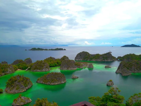 Heldere Zee Piaynemo Toeristische Object Raja Ampat West Papoea Indonesië — Stockfoto