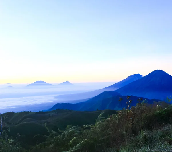 Прекрасний Золотий Схід Сонця Горі Прау Дьєнг Індонезія — стокове фото