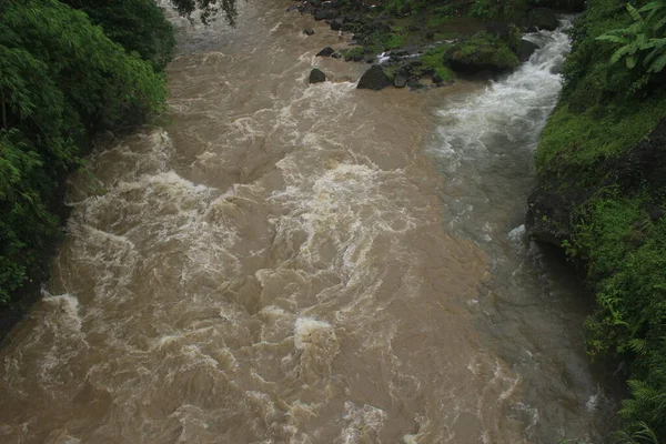 Foto Van Een Rivier Overspoeld Met Bruin Water Steen Schoonheid — Stockfoto