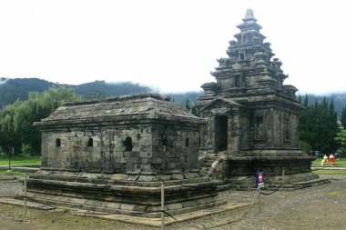 Dieng Tapınağı 'ndaki Arjuna Tapınağı ve Semar Tapınağı, M.S. 8. yüzyılda Dieng, Endonezya' da Sanjaya hanedanı tarafından kurulan turizm objesi.
