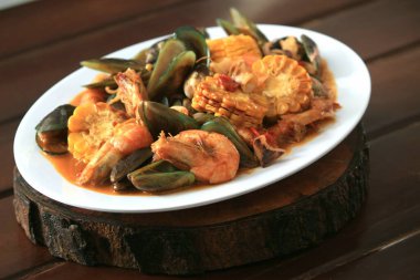 Harika deniz ürünleri, yengeç, ıstakoz, mısır.