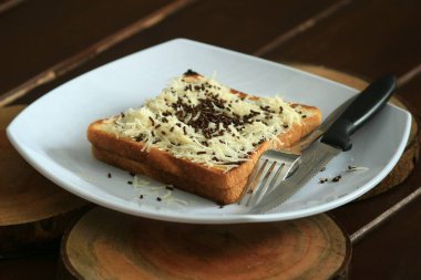 Lezzetli ekmek serpiştirilmiş pislikler ve peynir 