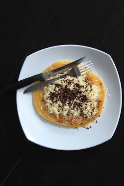 Lezzetli peynir serpiştirilmiş süt ekmeği