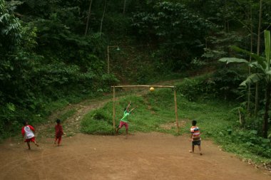Küçük çocuklar futbol oynuyor.