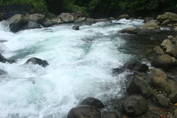 Mooie Heldere Rivierstroming Tropisch Bos Centraal Java Indonesië — Stockfoto