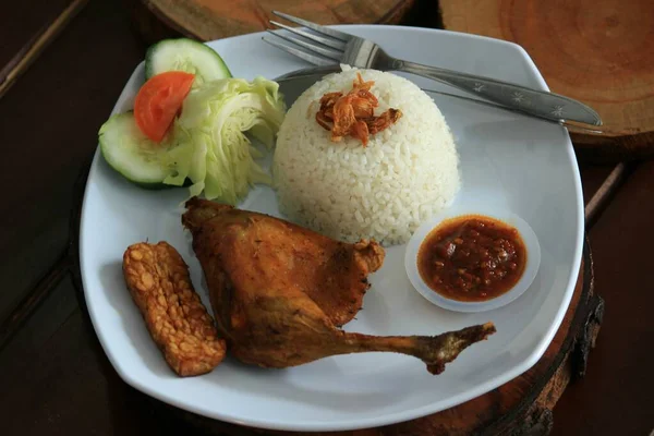 Foto Foto Ayam Goreng Yang Lezat Dan Sehat Saus Cabai — Stok Foto