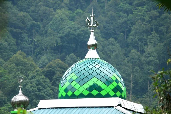 Cúpula Mezquita Verde Con Hermoso Fondo Bosque Tropical —  Fotos de Stock