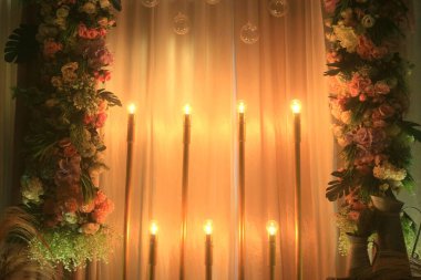 Düğünler, nişanlılar, törenler için taze çiçeklerle süslenmiş romantik ev dekorasyonu.