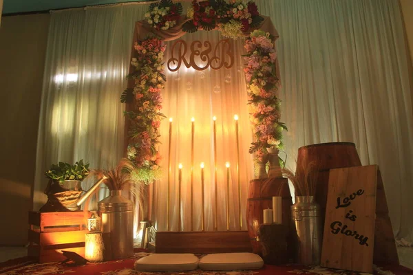 浪漫的室内装饰 未婚夫 仪式用鲜花装饰 — 图库照片