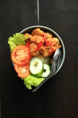 iyi tavuk pilavı ve sebze.