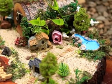 Hediyelik mücevherler, düğünler ve kırsal minyatür fantezi temalı nişanlılar için bir yüzük kutusu.