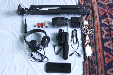 fotoğraf, video ve kayıt ekipmanları arasında mikrofonlar, kulaklıklar, cep telefonları, kamera lensleri, tripodlar, flaş, şarj cihazları, veri kabloları yer almaktadır..