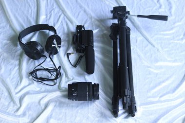 fotoğraf, video ve kayıt ekipmanları arasında mikrofonlar, kulaklıklar, tripodlar, lensler yer almaktadır