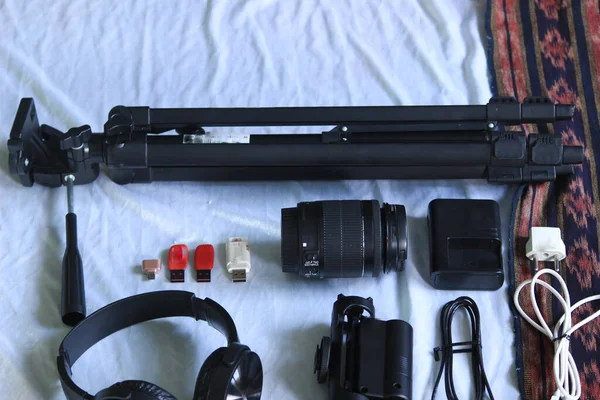 fotoğraf, video ve kayıt ekipmanları arasında mikrofonlar, kulaklıklar, cep telefonları, kamera lensleri, tripodlar, flaş, şarj cihazları, veri kabloları yer almaktadır..