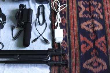 fotoğraf, video ve kayıt ekipmanları arasında mikrofonlar, kulaklıklar, cep telefonları, kamera lensleri, tripodlar, flash disk, şarj cihazları, veri kabloları bulunmaktadır..
