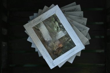 El yapımı, sanatsal, donuk, beyaz boyalı fotoğraf çerçevesi güzel bir desen oluşturuyor..