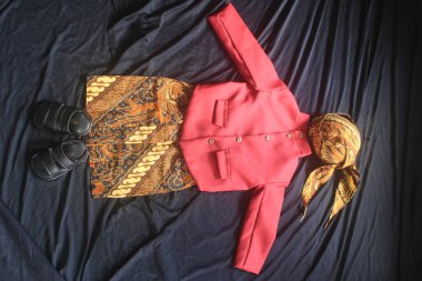 Merkezi Java Endonezya 'dan bir takım geleneksel kıyafetler bir gömlek, pantolon, bir Blangkon şapka ve sandalet içerir..