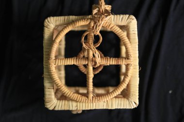 Dekorasyon ve iç dekorasyon için harika olan doğal rattan yapılmış el yapımı bir fener kaputu..