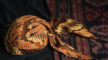 Blangkon denilen geleneksel bir baş örtüsü. Tipik Endonezya Java 'sı. Bu baş örtüsü batik kumaş giyer ve özel ya da moda etkinliklerinde giyilir..