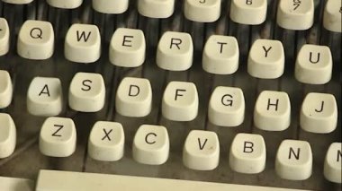 qwerty anahtarı, harfler, sayılar ve daktiloda semboller