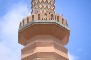 Cami minareleri ve kubbe mimarisi karakteristik sanatsal yapılara sahiptir..