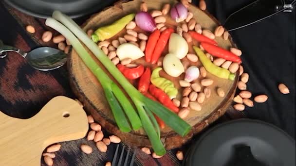 Ingredientes Vegetais Frescos Tais Como Pimentões Chalotas Com Utensílios Cozinha — Vídeo de Stock