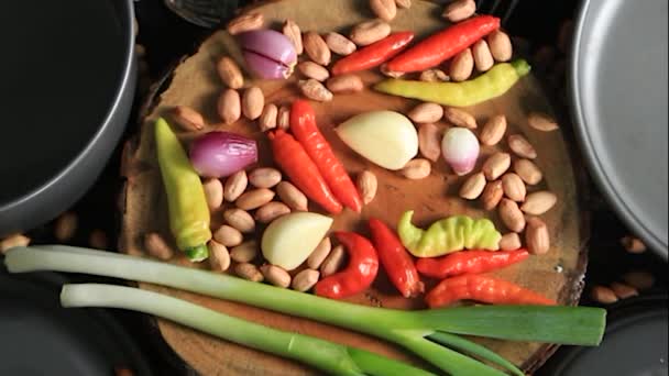 Čerstvé Zeleninové Ingredience Jako Jsou Chilli Papričky Šalotka Kuchyňským Nádobím — Stock video