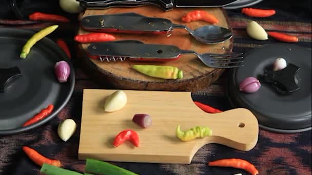 Свежие Овощные Ингредиенты Такие Чили Лук Шалот Кухонной Утварью Готовы — стоковое видео