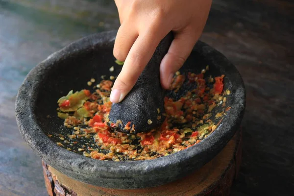 用手动厨房用具 即砂浆 将辣椒酱制成辣椒酱的工艺 — 图库照片