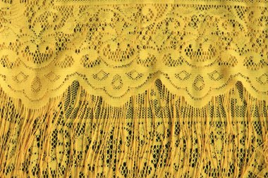 Geleneksel sarı kumaşların desenleri ve motifleri güzel ve sanatsaldır.