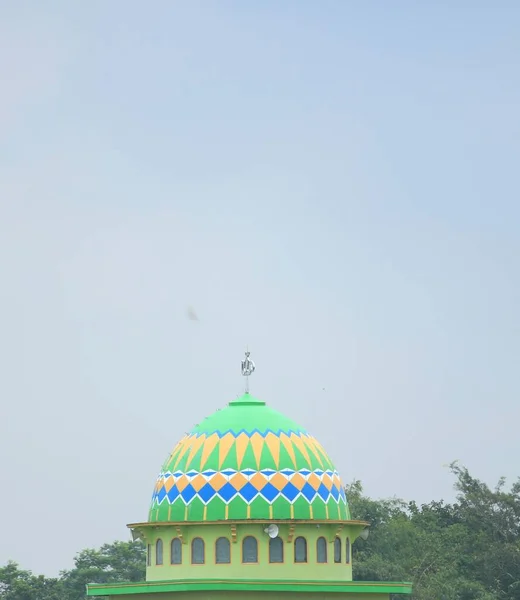 村にある美しく芸術的なモスク建築は — ストック写真
