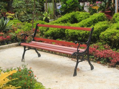 Parkta klasik kırsal temalı benzersiz açık hava sandalyeleri.