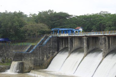 Nehir suyu, pirinç tarlaları ve toplu sulama için antik su barajında akar. Bu bina kültürel bir miras binasıdır.. 