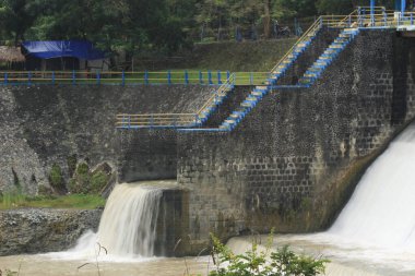 Nehir suyu, pirinç tarlaları ve toplu sulama için antik su barajında akar. Bu bina kültürel bir miras binasıdır.. 