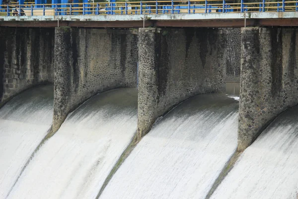 Rivierwater Stroomt Oude Waterdam Voor Rijstvelden Irrigatie Gemeenschap Irrigatie Dit — Stockfoto