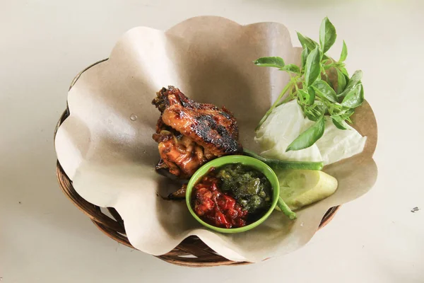Индонезийские Блюда Жареной Курицы Соус Чили Свежие Овощи Являются Вкусными — стоковое фото