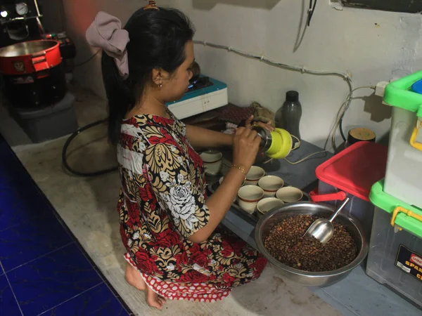 Uma Jovem Está Preparando Café Com Grande Ternura — Fotografia de Stock