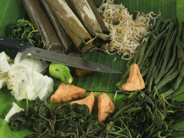 一张由新鲜蔬菜和辣椒酱制成的典型印尼食品Gado Gado的照片 很好吃 很健康 加多加多 混合蔬菜和花生酱 — 图库照片