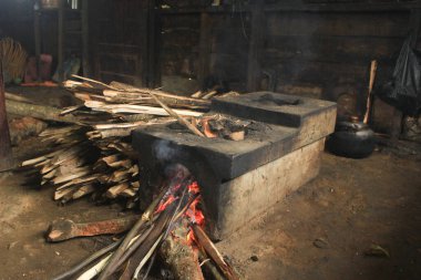 Geleneksel bir fırın kırsal kesimdeki geleneksel bir evin mutfağında geleneksel mutfak, aile üyelerinin yemek pişirmesi ve ısınması için bir araya geldikleri bir yer haline geliyor.. 