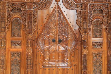 Endonezya 'da ahşap bir evin kapısına geleneksel, sanatsal ve klas bir etnik duyguya sahip wayang gunungan oyma deseni..