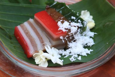 Endonezya 'dan Lapis adında renkli geleneksel bir pasta. Lezzetli, unlu, hindistan cevizi serpiştirilmiş..