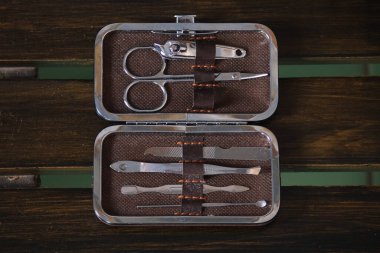 Benzersiz bir kutuda kendi kendine bakım aletleri. tırnak makası, makas, saç temizleme aletleri, kulak temizleme araçları ve diğerleri içerir.