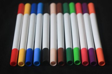 Renkli ve renkli kalemlerden oluşan bir dizi renkli ve renkli bir yaşam için güzel, renkli bir desen oluşturur..