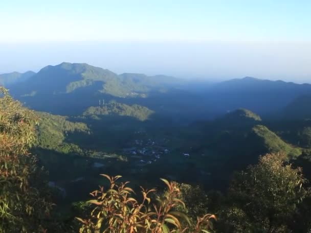 Vídeo Escalada Montaña Hermoso Paisaje Natural Las Montañas Mañana Pico — Vídeo de stock