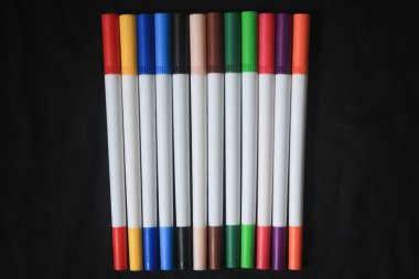 Renkli ve renkli kalemlerden oluşan bir dizi renkli ve renkli bir yaşam için güzel, renkli bir desen oluşturur..